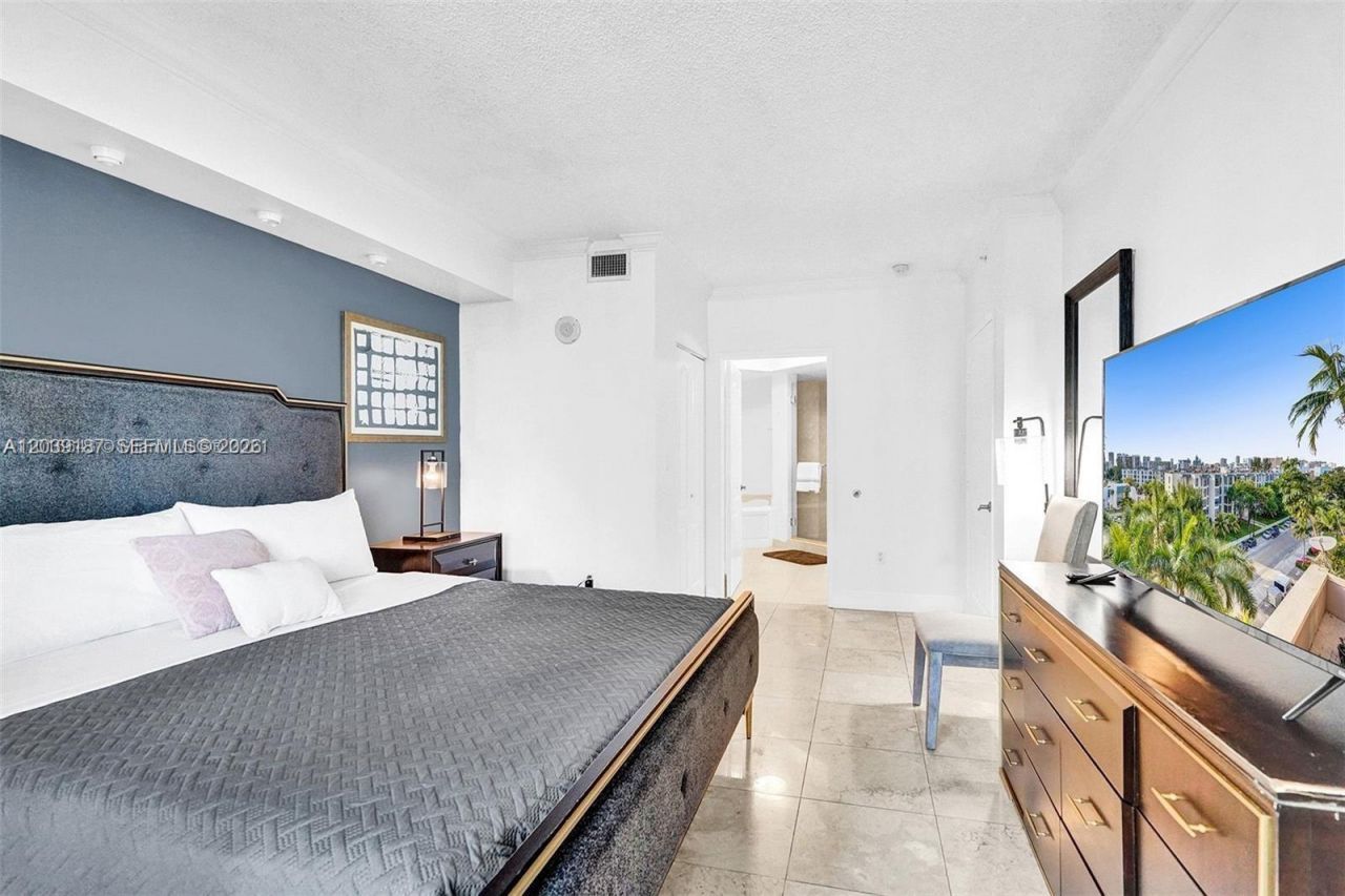 17555 NW Atlantic Blvd , Unit 608, Sunny Isles Beach, FL 33160 Photo