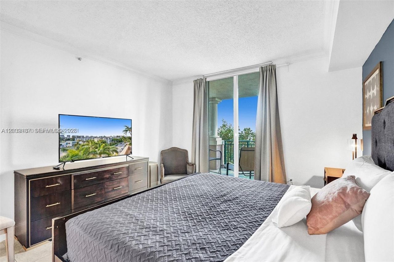 17555 NW Atlantic Blvd , Unit 608, Sunny Isles Beach, FL 33160 Photo