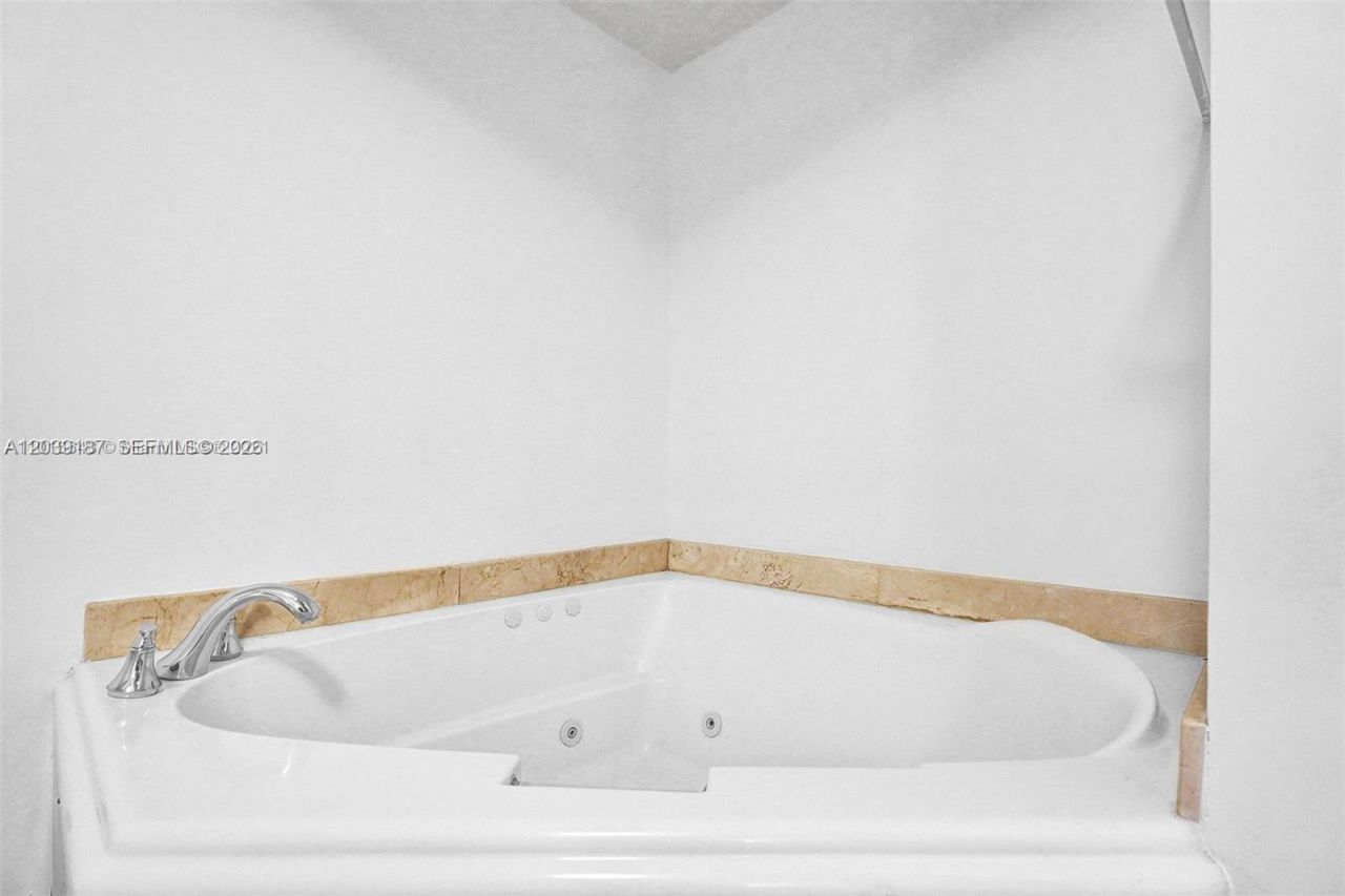 17555 NW Atlantic Blvd , Unit 608, Sunny Isles Beach, FL 33160 Photo
