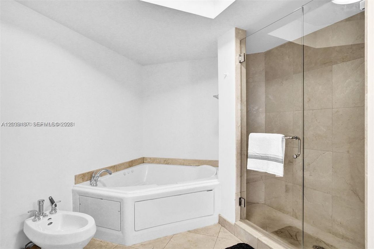 17555 NW Atlantic Blvd , Unit 608, Sunny Isles Beach, FL 33160 Photo