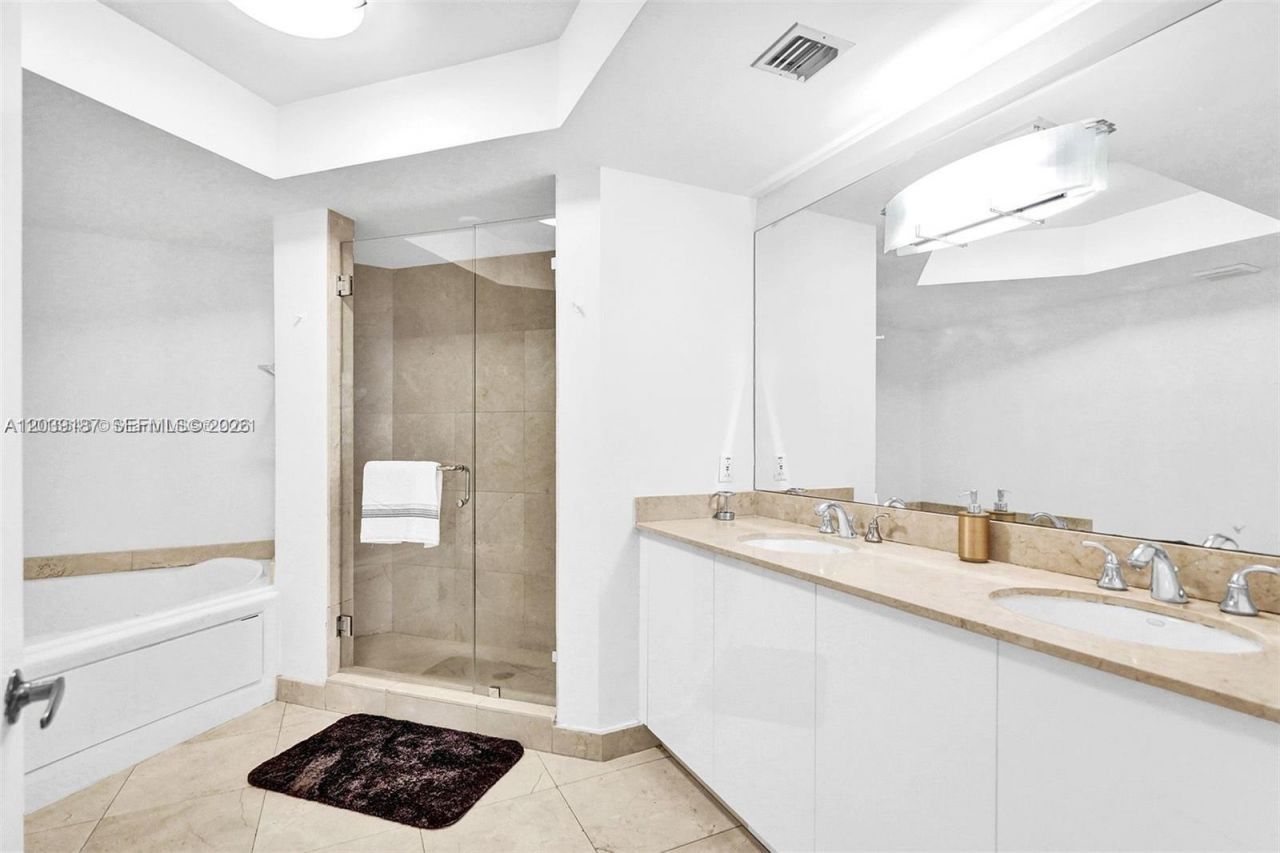 17555 NW Atlantic Blvd , Unit 608, Sunny Isles Beach, FL 33160 Photo