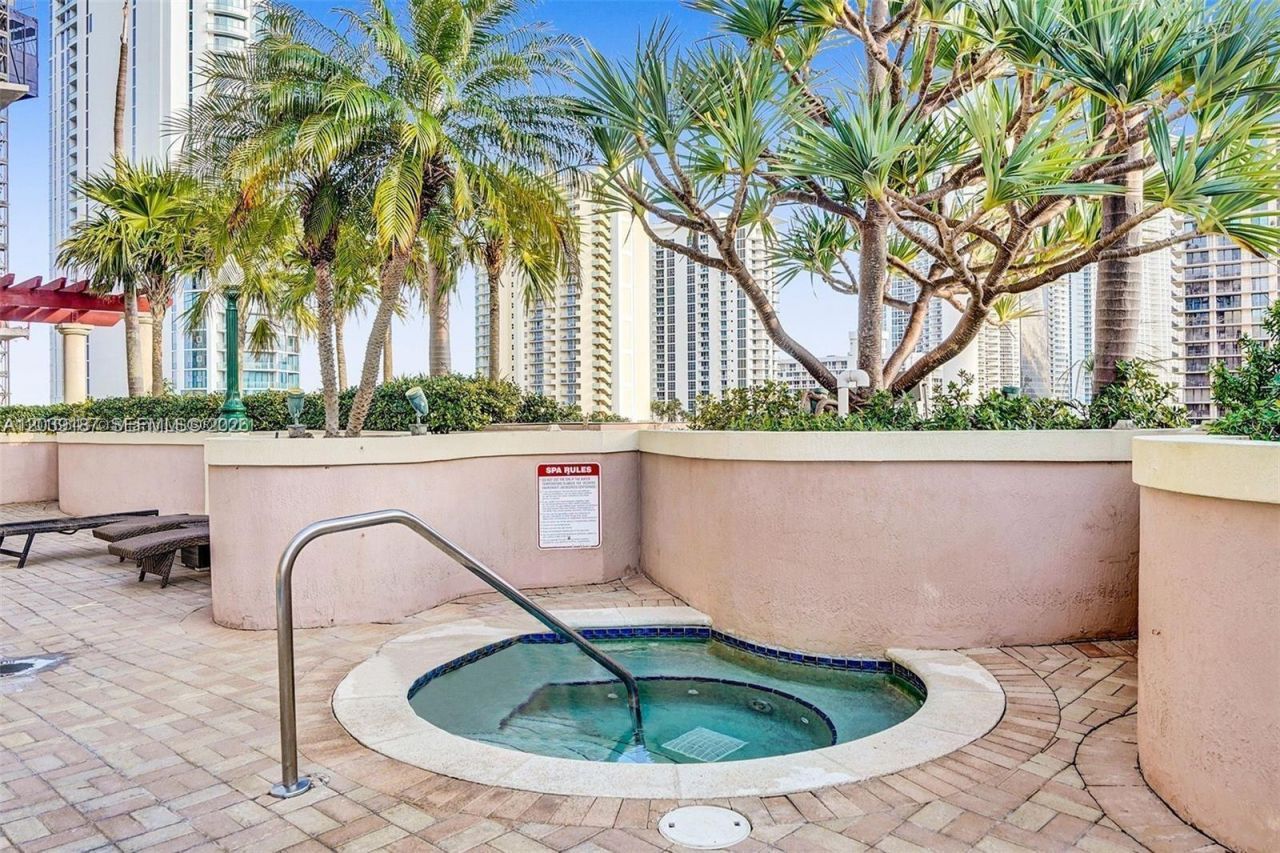 17555 NW Atlantic Blvd , Unit 608, Sunny Isles Beach, FL 33160 Photo