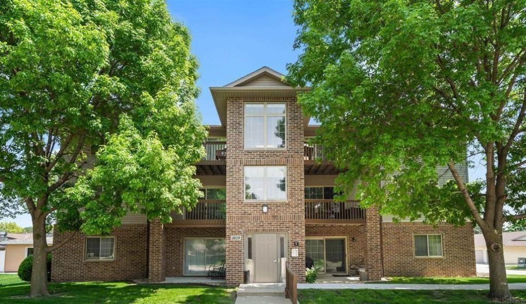 3619 Pheasant Lane, Unit 4, Waterloo, IA 50701 Main Photo