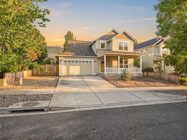 1852 Summer Place, Talent, OR 97540