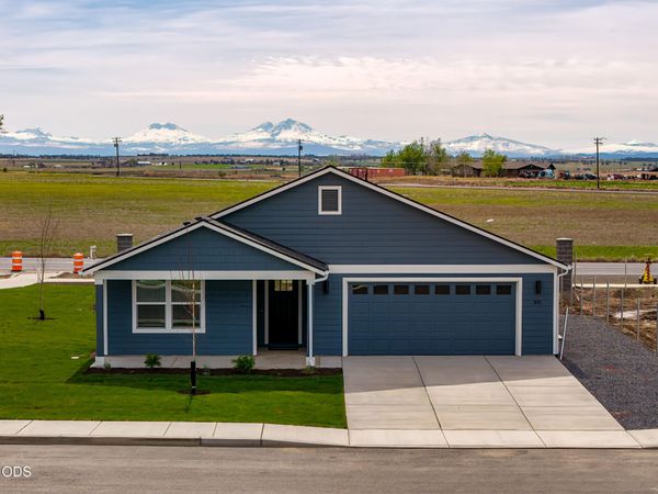 201 SE Peppermint Loop, Culver, OR 97734