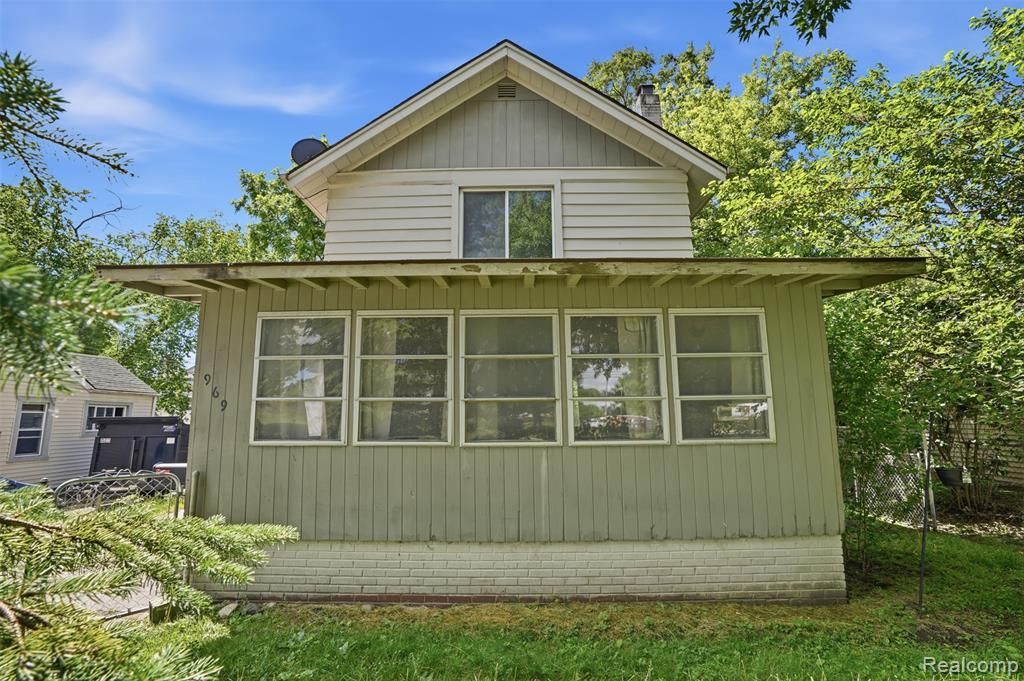 969 Myrtle Avenue, Waterford Township, MI 48328 Main Photo