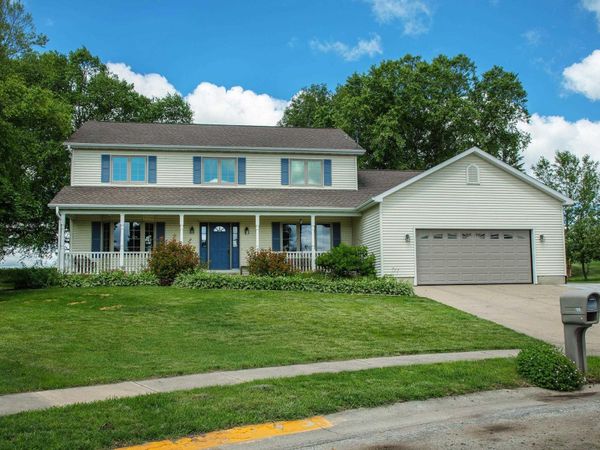 104 Maple Circle, Waverly, IA 50677