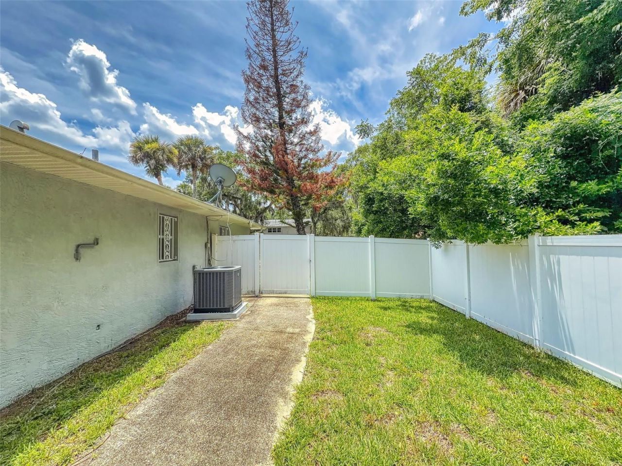203 N Duss Street , New Smyrna Beach, FL 32168 Photo