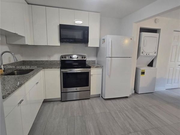 237 SW 13th St, Unit 5, Dania Beach, FL 33004
