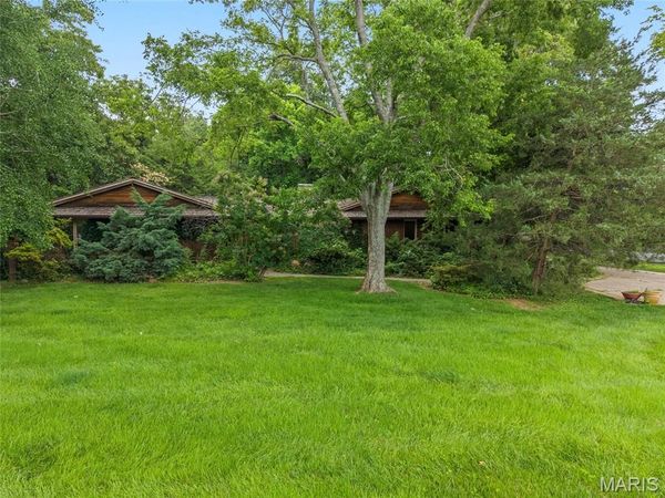 16 Meadowbrook Country Club Estate , Ballwin, MO 63011