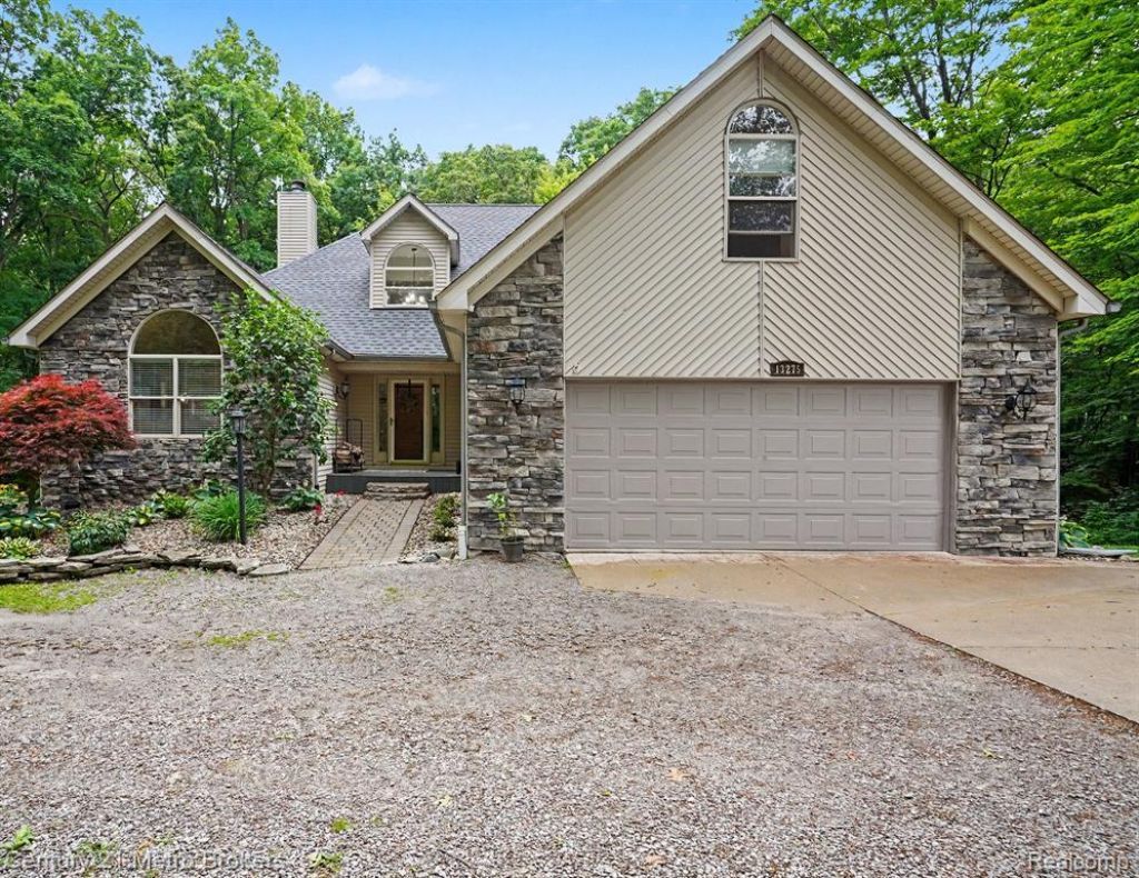 13275 Old Oaks Drive, Tyrone Township, MI 48430 Main Photo