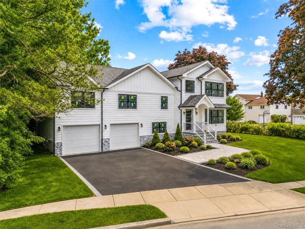 2 Circle Drive , Syosset, NY 11791