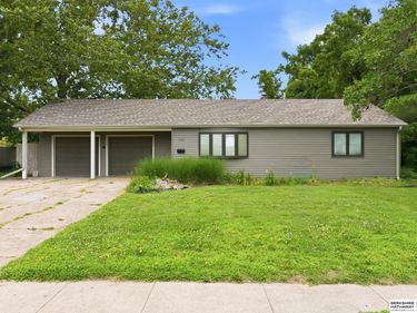 208 Crest Road, Papillion, NE 68046