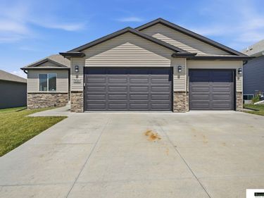 1121 N 99Th Street, Lincoln, NE 68527