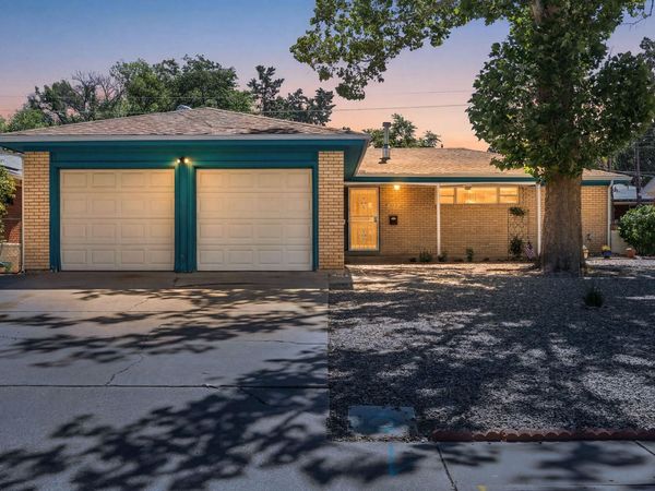 2916 Espanola Street NE, Albuquerque, NM 87110