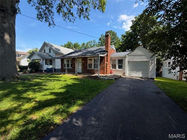 8733 Mavis Place , St John, MO 63114