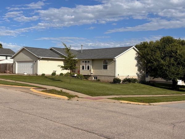 2000 Highland Rd , Ely, IA 52227