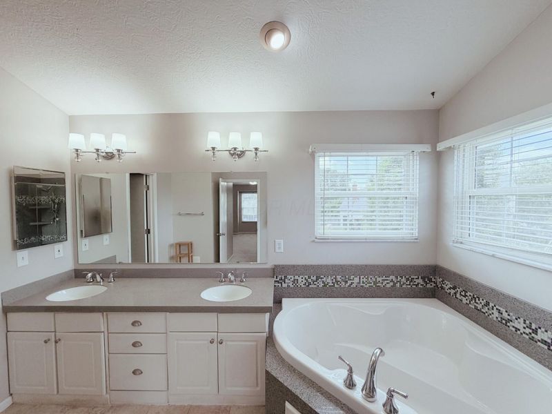 4440 Huntwicke Drive, Hilliard, OH 43026 Photo 9