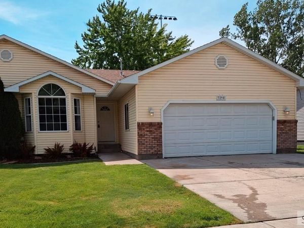 3290 Carolyn Lane, AMMON, ID 83406