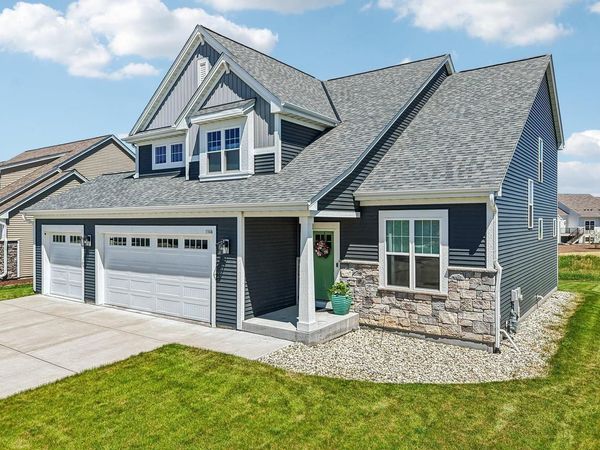 1390 Foxwood PASS, Oconomowoc, WI 53066