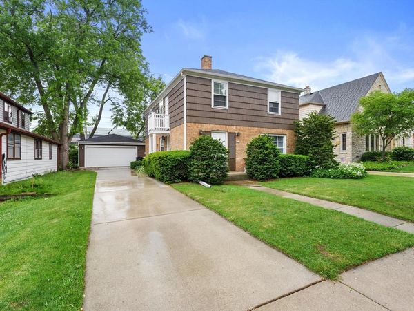 8813 W Hawthorne AVENUE, Unit 8811, Wauwatosa, WI 53226