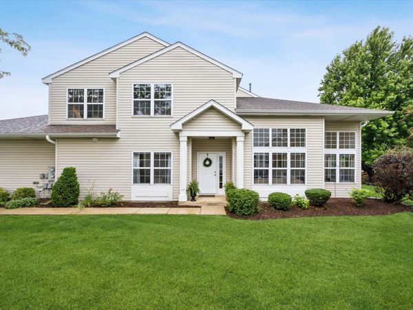 121 S Barton Trail , Batavia, IL 60510