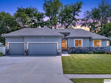 5255 Waterford Avenue Circle, Bellevue, NE 68133