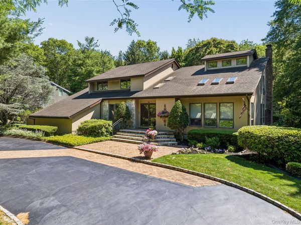 8 Deanna Court , Dix Hills, NY 11746