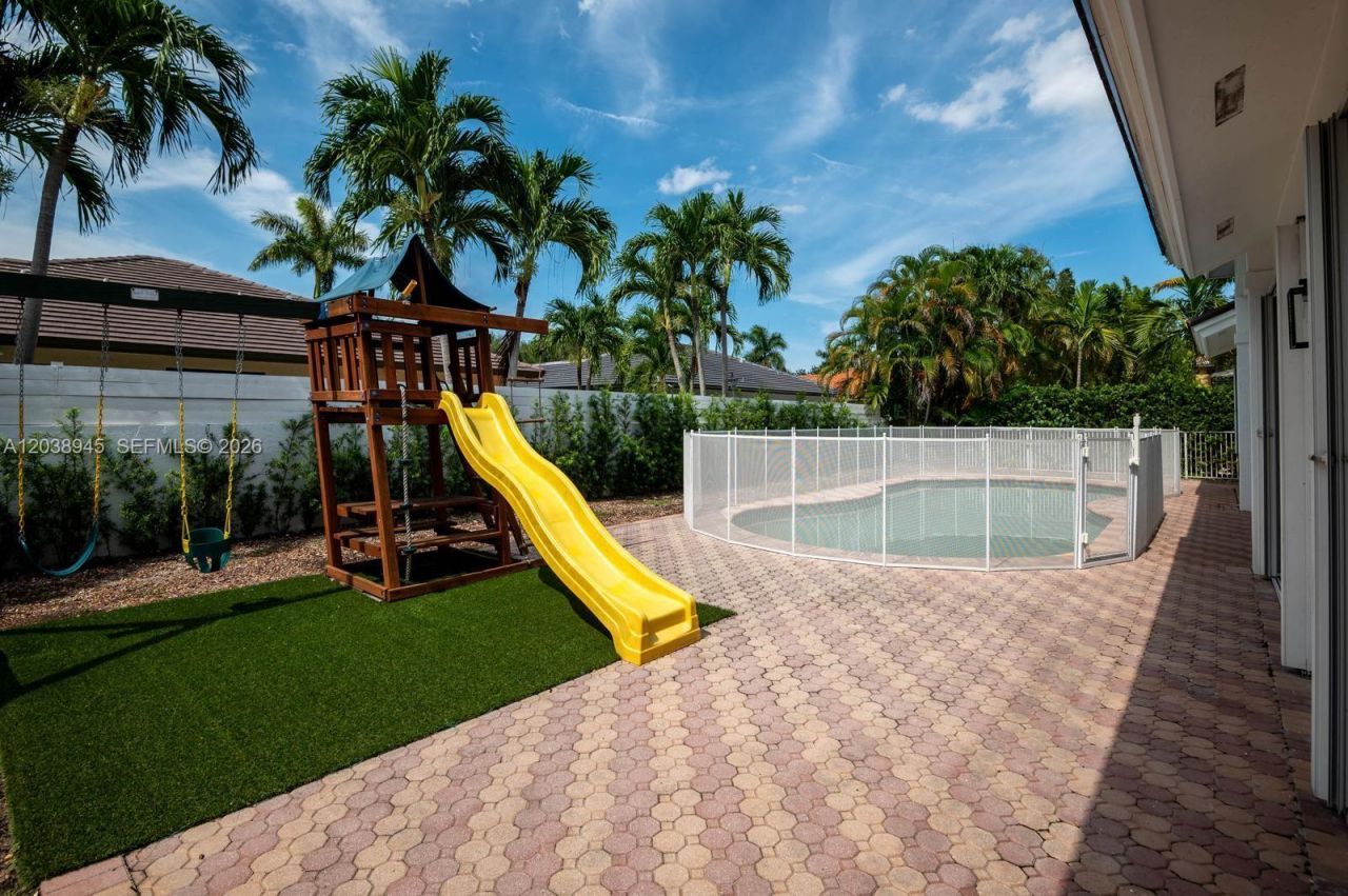 8325 NW 161st Ter, Miami Lakes, FL 33016 Photo