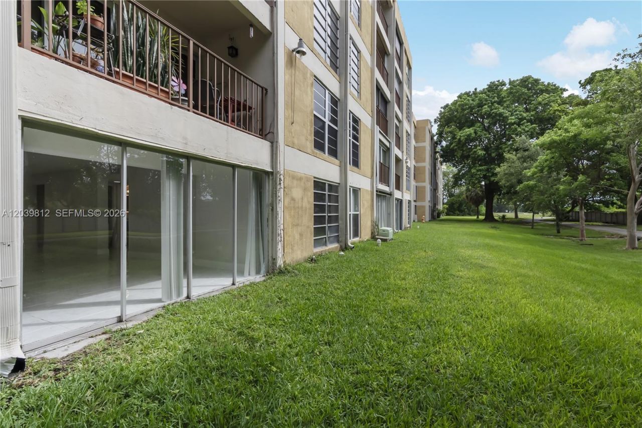 9180 Fontainebleau Blvd , Unit 103, Miami, FL 33172 Photo