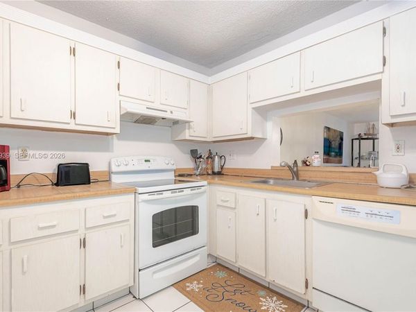 2800 Somerset Dr , Unit 115J, Lauderdale Lakes, FL 33311