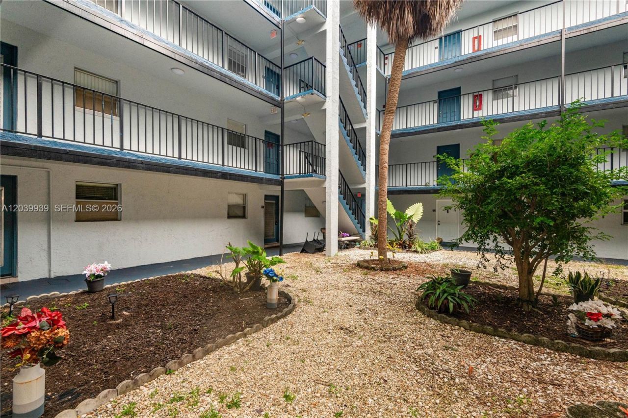 2800 Somerset Dr , Unit 115J, Lauderdale Lakes, FL 33311 Photo