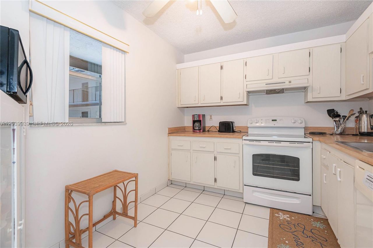 2800 Somerset Dr , Unit 115J, Lauderdale Lakes, FL 33311 Photo
