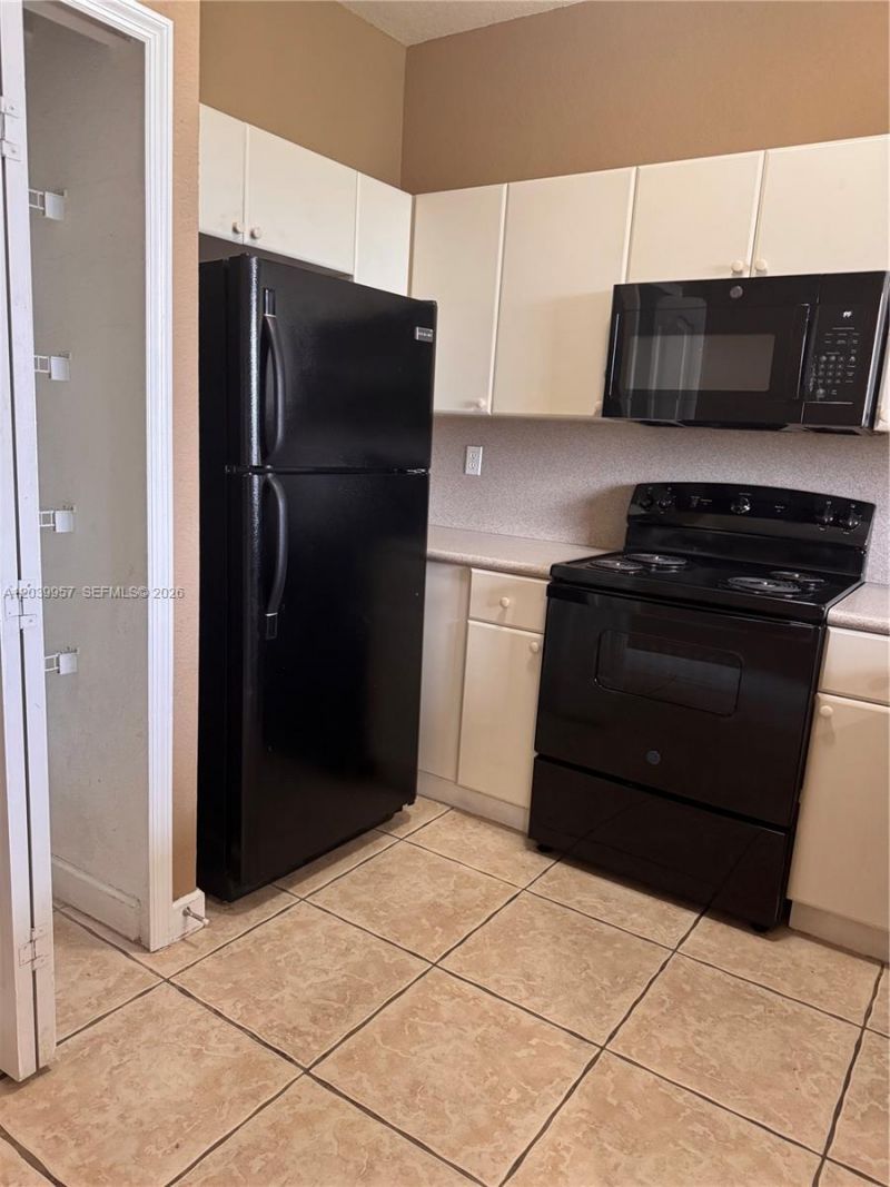 7070 NW 177th St , Unit 203-10, Hialeah, FL 33015 Photo