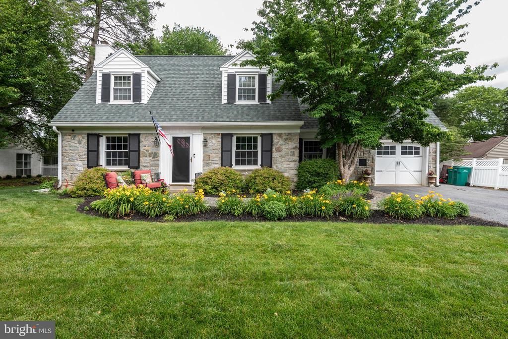 1982 STERLING PLACE, LANCASTER, PA 17601