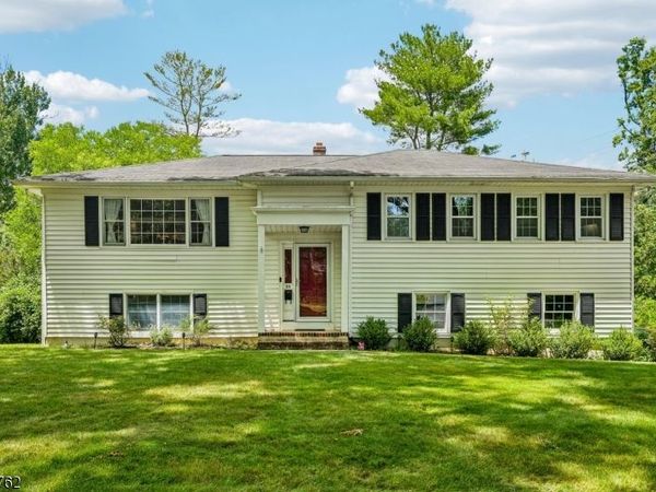55 Sagamore Dr, New Providence, NJ 07974