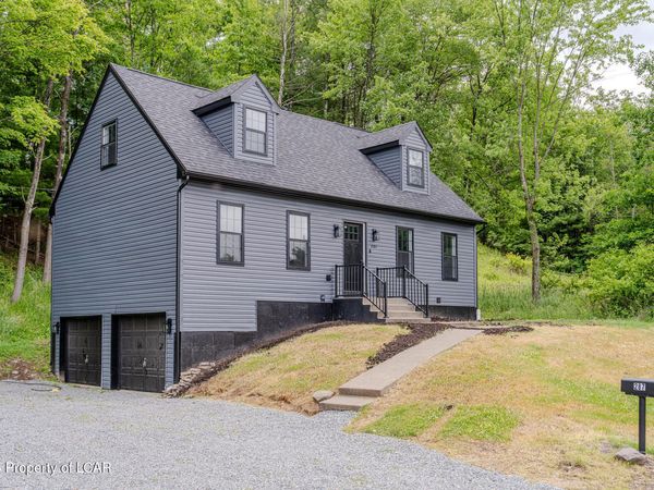 287 Meadowcrest Drive, Trucksville, PA 18708