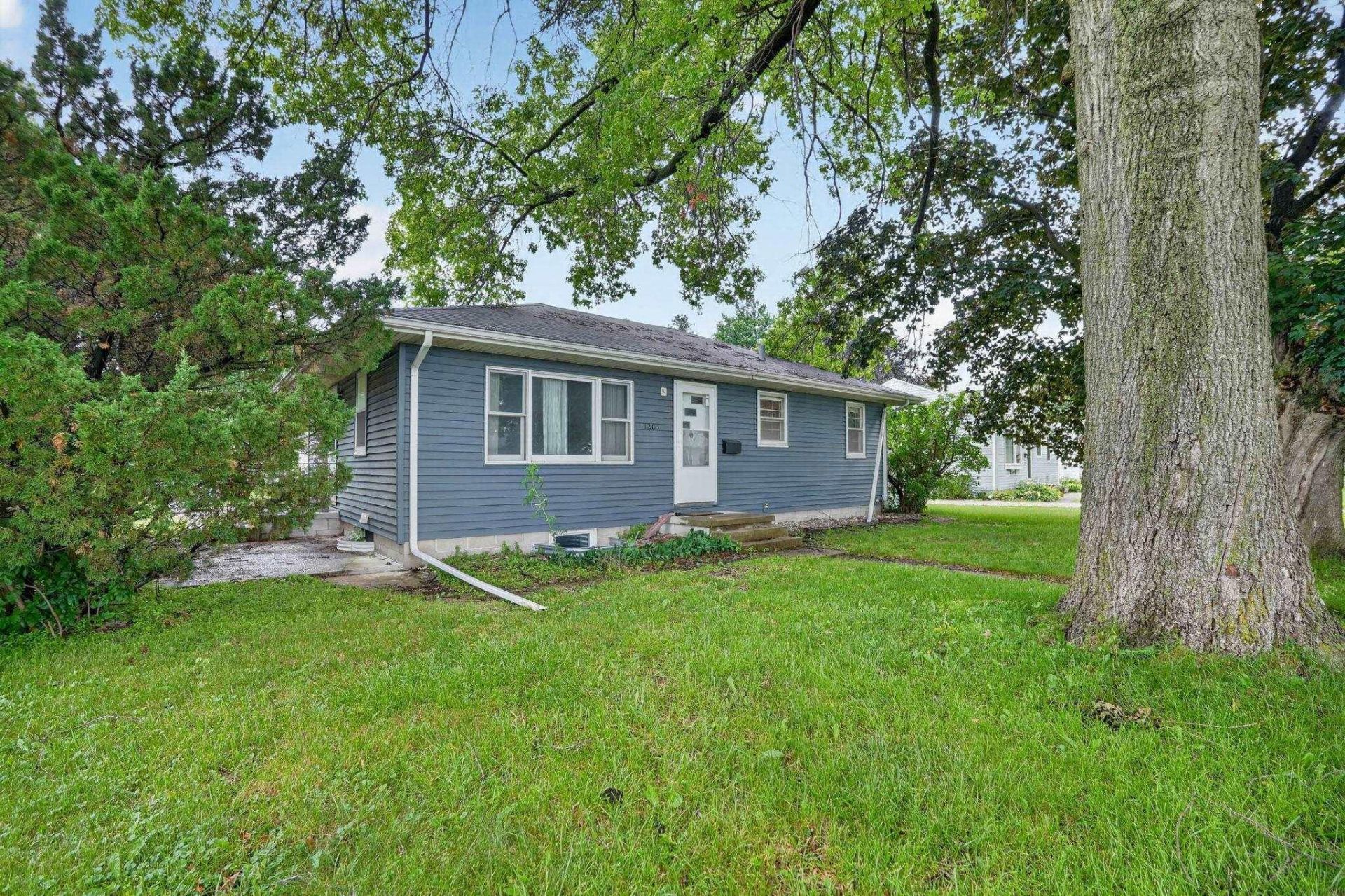1205 Dorthy Drive, Waterloo, IA 50703 Main Photo