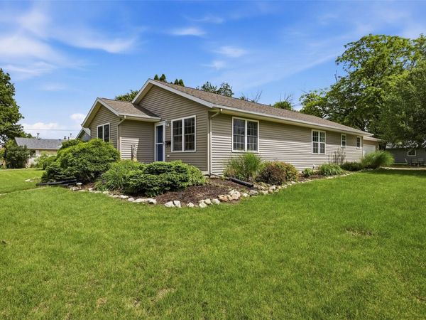 1103 E 1st Street , Anamosa, IA 52205