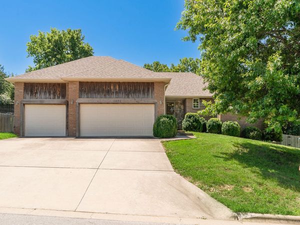 1082 E Daisy Falls Drive, Nixa, MO 65714