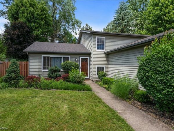 9539 Glencairn Lane , Olmsted Falls, OH 44138
