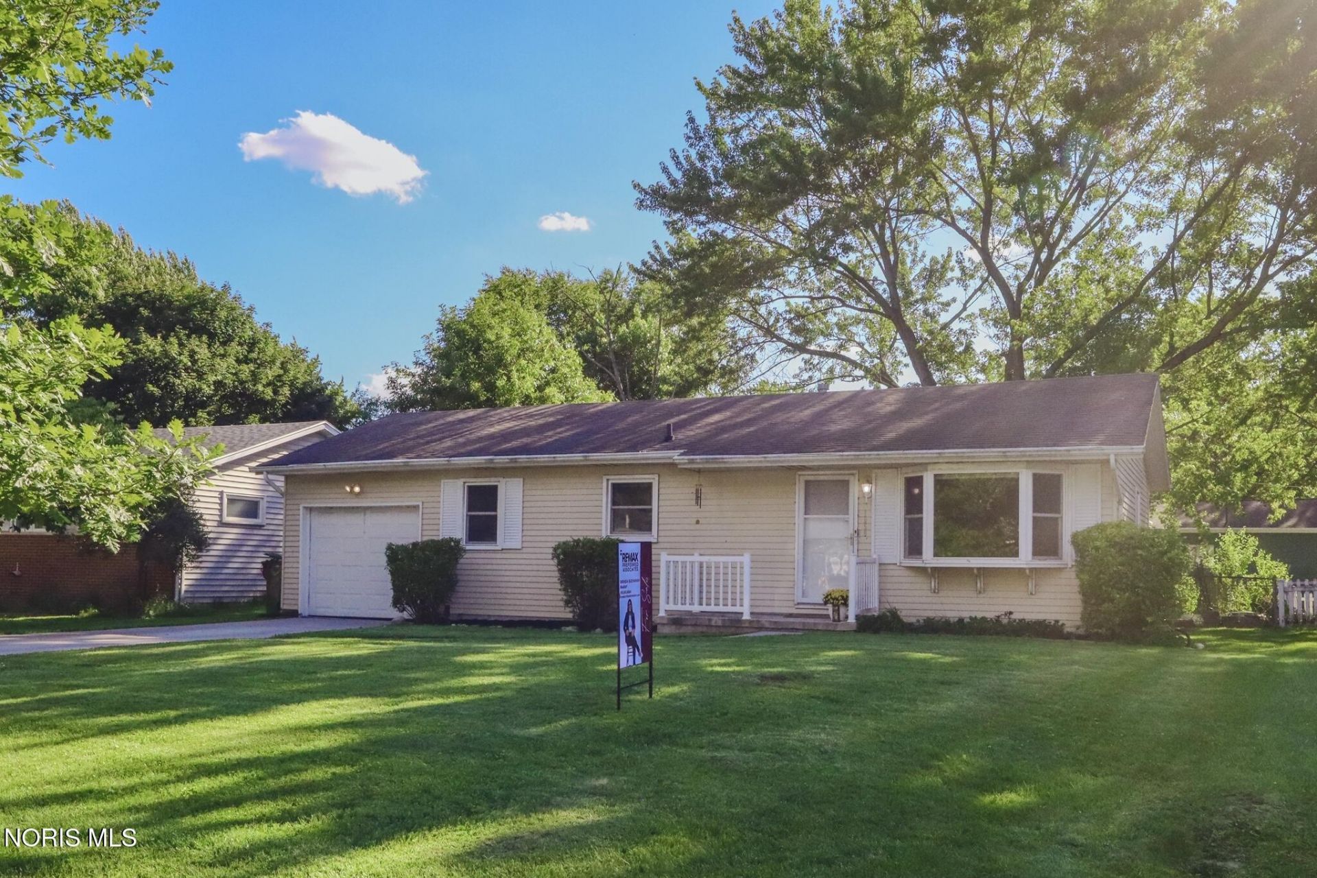 1059 Village Drive, Bowling Green, OH 43402 Main Photo