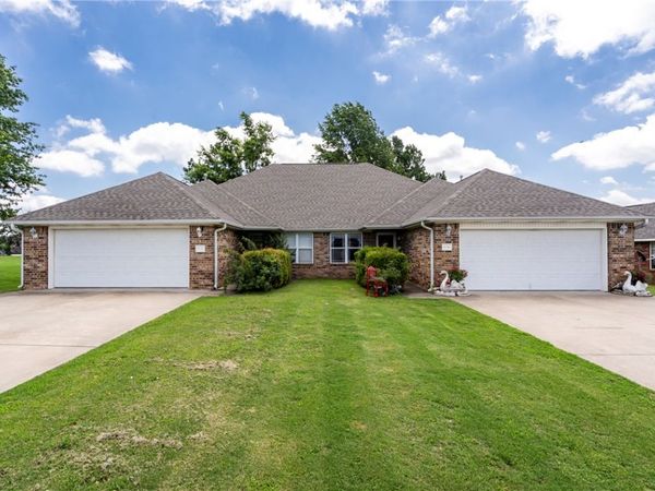 211 Ravenwood Boulevard, Siloam Springs, AR 72761