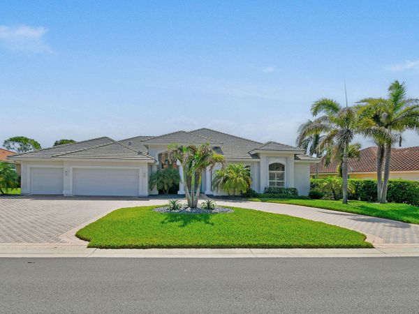 8091 SE Woodlake Lane W, Hobe Sound, FL 33455