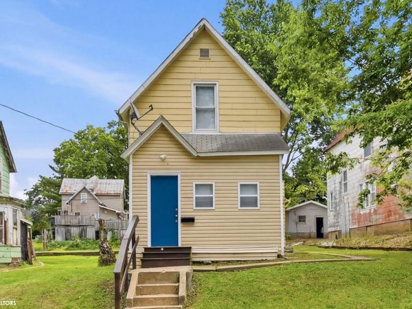 402 May Avenue, Burlington, IA 52601