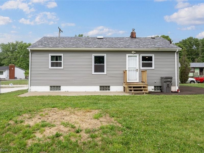 146 Greeley Lane, Youngstown, OH 44505 Photo 3
