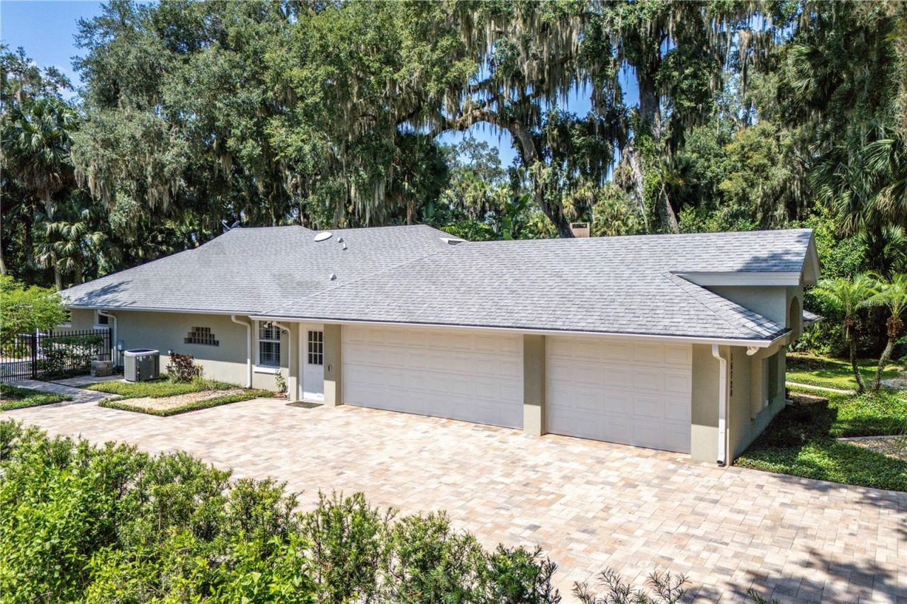 16720 Beauclaire Ct , Tavares, FL 32778 Photo