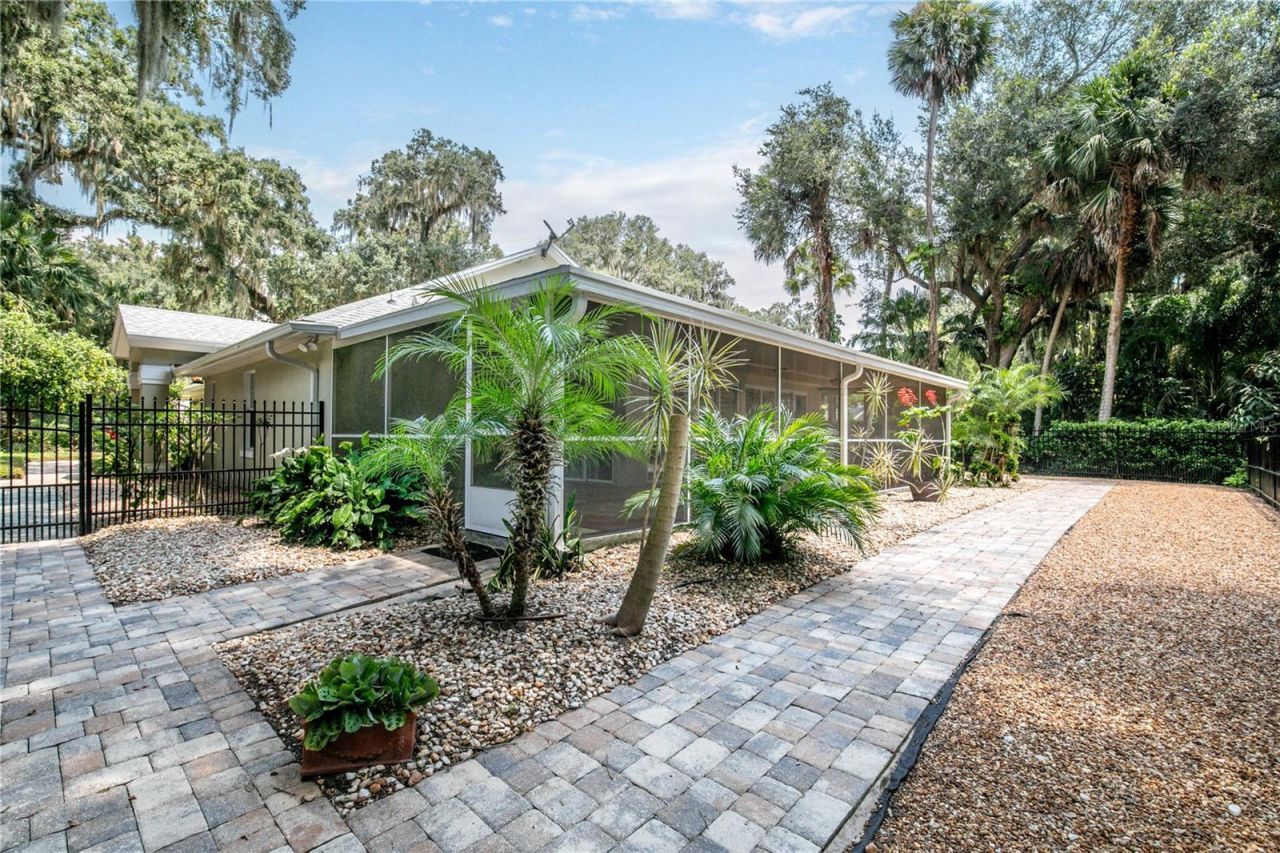 16720 Beauclaire Ct , Tavares, FL 32778 Photo