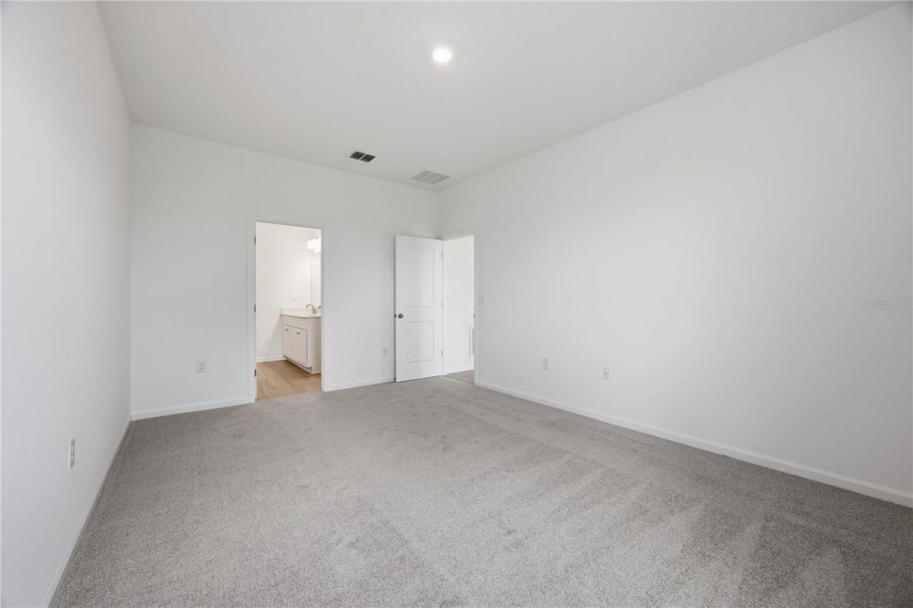 6205 Sanders Grove Circle, Okahumpka, FL 34762 Photo