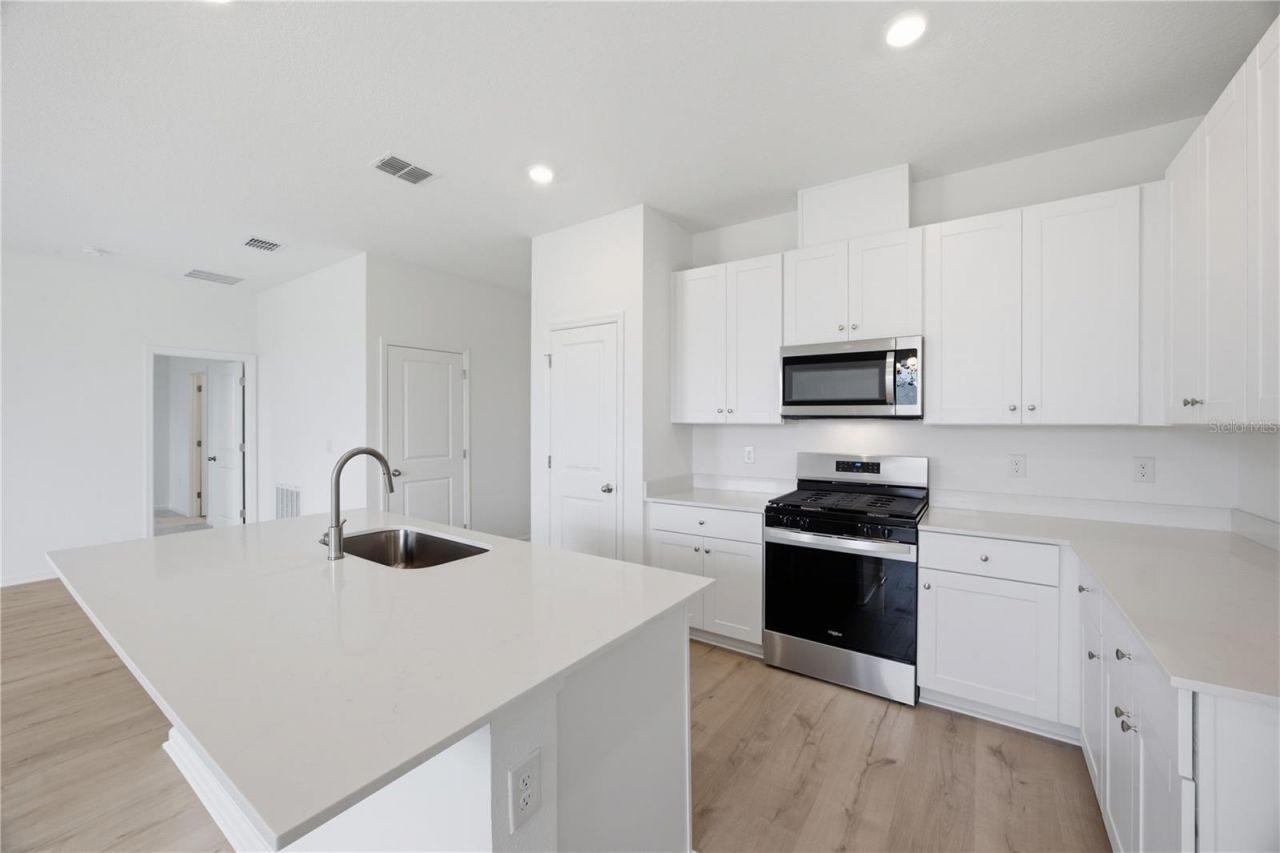 6205 Sanders Grove Circle, Okahumpka, FL 34762 Photo
